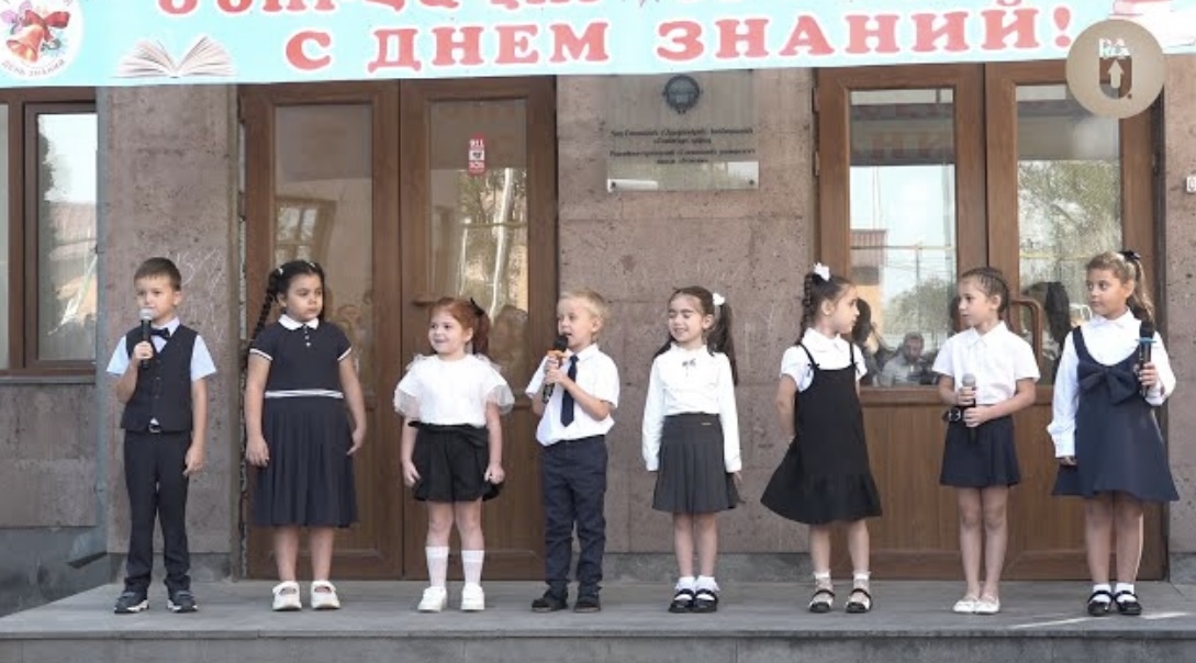 Торжественная линейка в школе "Усмунк"։ Яркое начало нового учебного года